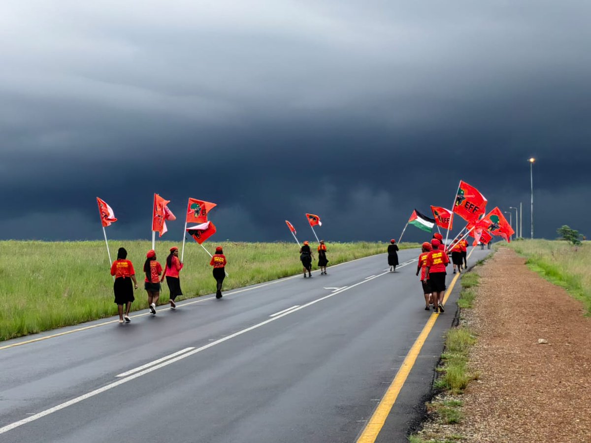 athenkosi591's tweet photo. This picture deserves to be in the wall of fame at the EFF headquarters at Winnie Madikizela Mandela house Gandhi Square, with the caption
"The is no rain in the revolution"
 CiC Julius Malema
Retweet if you agree♥️
@LeighAnnMathys https://t.co/iIVE8E9HeW