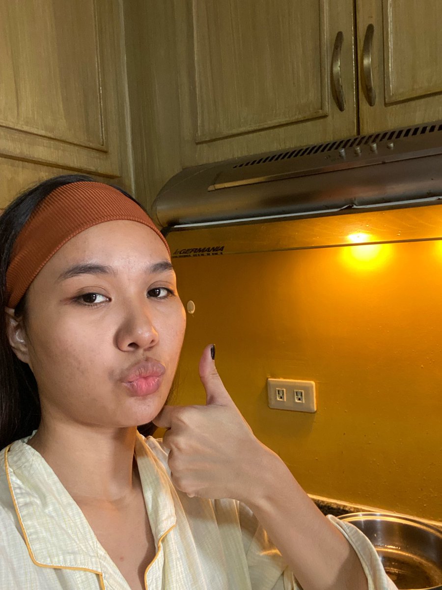 Pritiriki's tweet photo. Me waiting for authorities to come to our unit because the room's full of smoke just because I tried making my lunch today. Amen. https://t.co/P8Vv8O04Yc