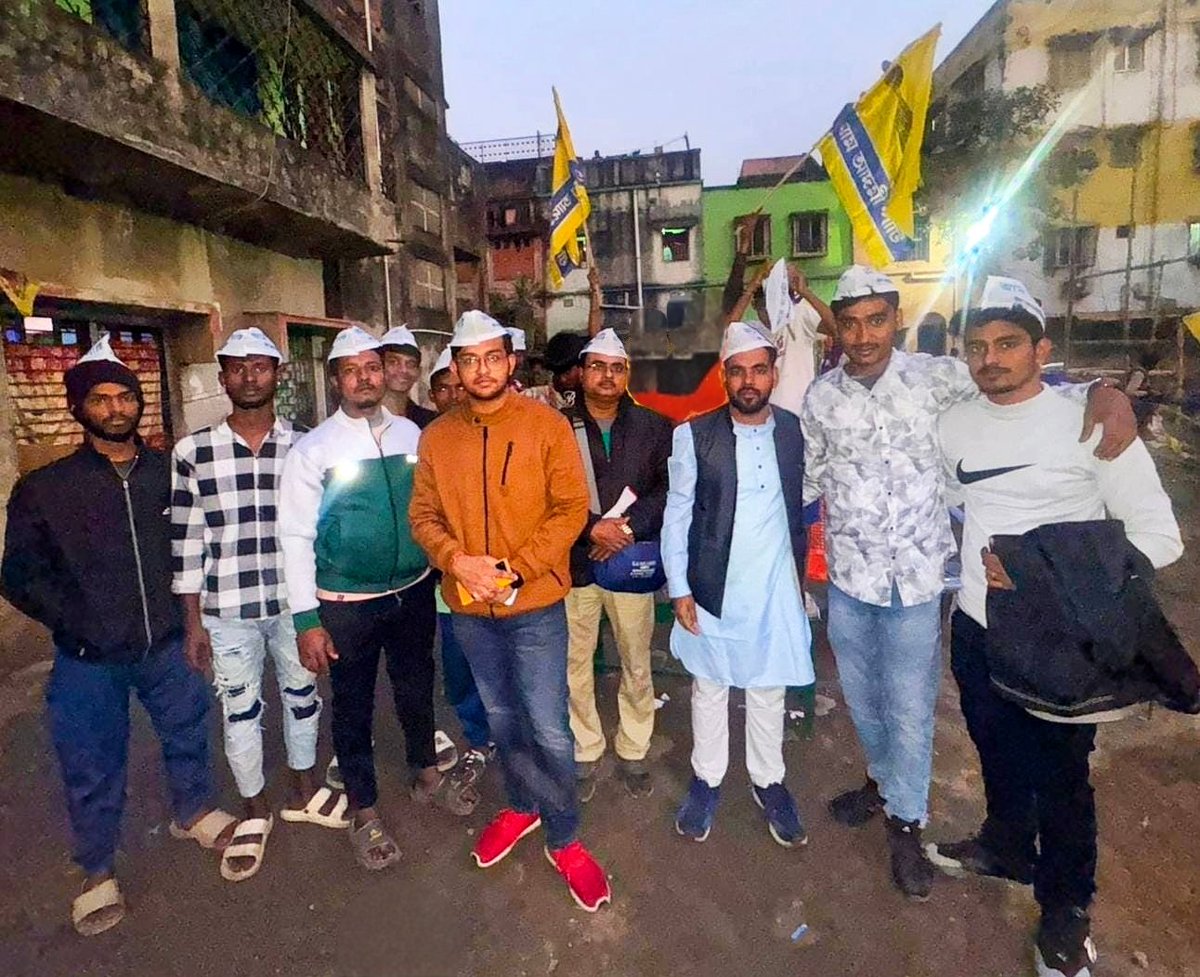 AAP4Howrah's tweet photo. গতকাল হাওড়া জেলার মধ্য হাওড়া বিধানসভায় কাজীপাড়া এলাকার স্থানীয় কিছু মানুষের সাথে বৈঠক করা হয় যেখানে তাদের সমস্যা শুনে, জরুরি পদক্ষেপ নেওয়ার জন্য আশ্বস্ত করা হয়। তারা দিল্লিতে অরবিন্দ কেজরিওয়ালের কাজের রাজনীতির ওপর ভরসা করে আম আদমী পার্টির সাথে যুক্ত হলেন।

#AAPinBengal https://t.co/yEwDtVKCqm