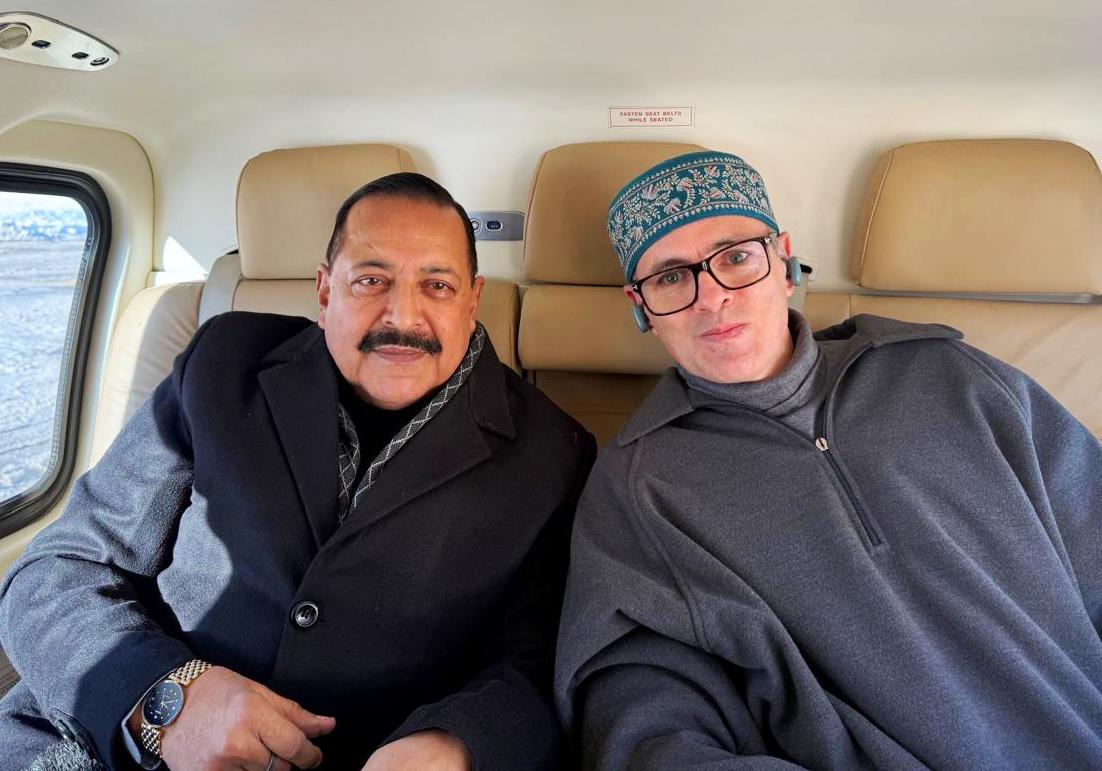 DrJitendraSingh's tweet image. Through the glaciers, a scenic heli-flight from Srinagar to #Sonamarg.  Accompanied by CM #JammuAndKashmir Sh @OmarAbdullah ji, enroute to the venue of inauguration of the landmark Z-Morh Tunnel by PM Sh @narendramodi ji.