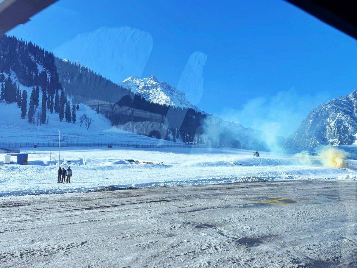 DrJitendraSingh's tweet image. Through the glaciers, a scenic heli-flight from Srinagar to #Sonamarg.  Accompanied by CM #JammuAndKashmir Sh @OmarAbdullah ji, enroute to the venue of inauguration of the landmark Z-Morh Tunnel by PM Sh @narendramodi ji.