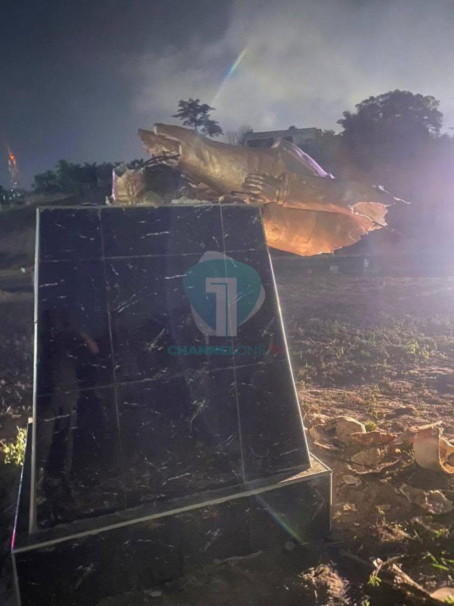 The statue of former President Akufo-Addo at the Effia-Nkwanta Regional Hospital in Sekondi has been vandalized by unknown persons.

More soon… #CitiNewsroom