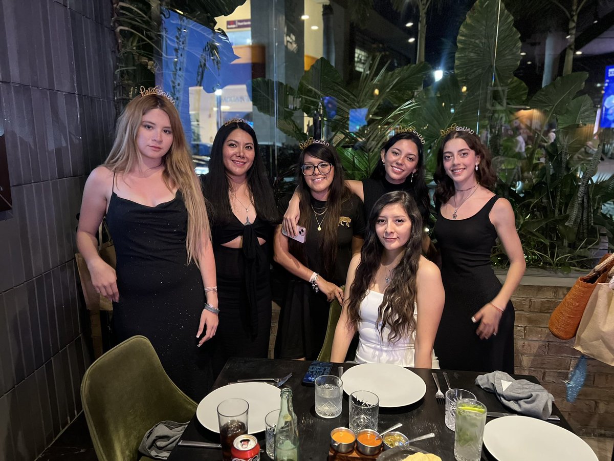 Oneemoretime_'s tweet photo. Tb bachelorette 3 with my ladies PV https://t.co/UqsL1iuZFQ