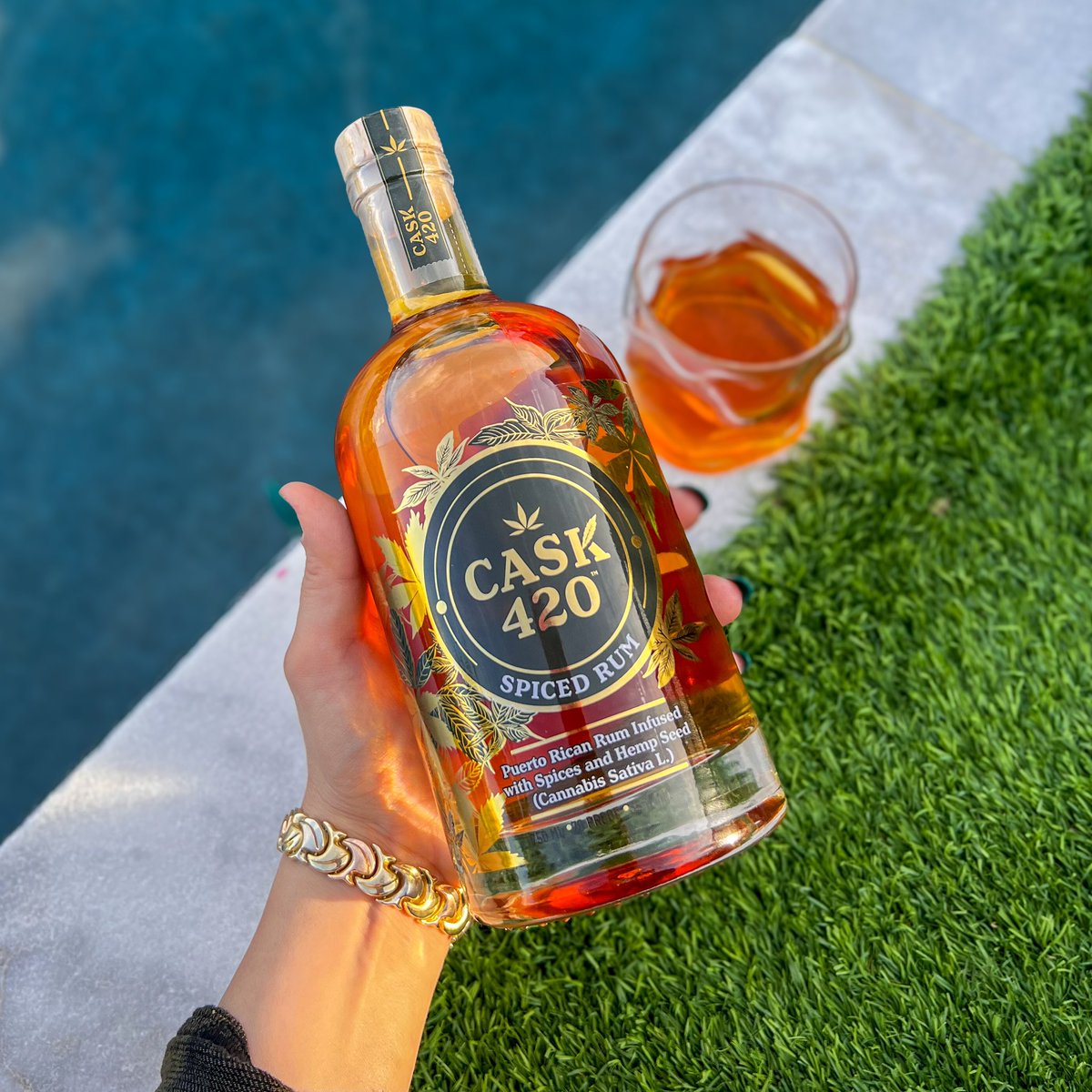 Cask420Rum's tweet photo. Poolside Sundays just hit different with Cask 420 in hand. #Cask420 #PoolsideVibes #SundayFunday #SpicedRum #ChillMoments https://t.co/sXcXNga6pb