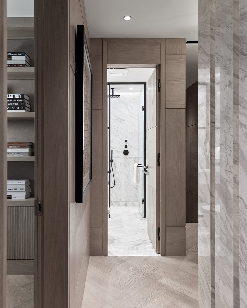 kellyhoppen's tweet photo. Corridors and hallways are more than transitions—they’re a journey. Thoughtful lighting, textures, and proportions guide you while setting the tone and connecting inviting spaces.
#LuxuryInteriors #CorridorDesign #LightingDesign #TextureAndTone https://t.co/y295dzN8Ou