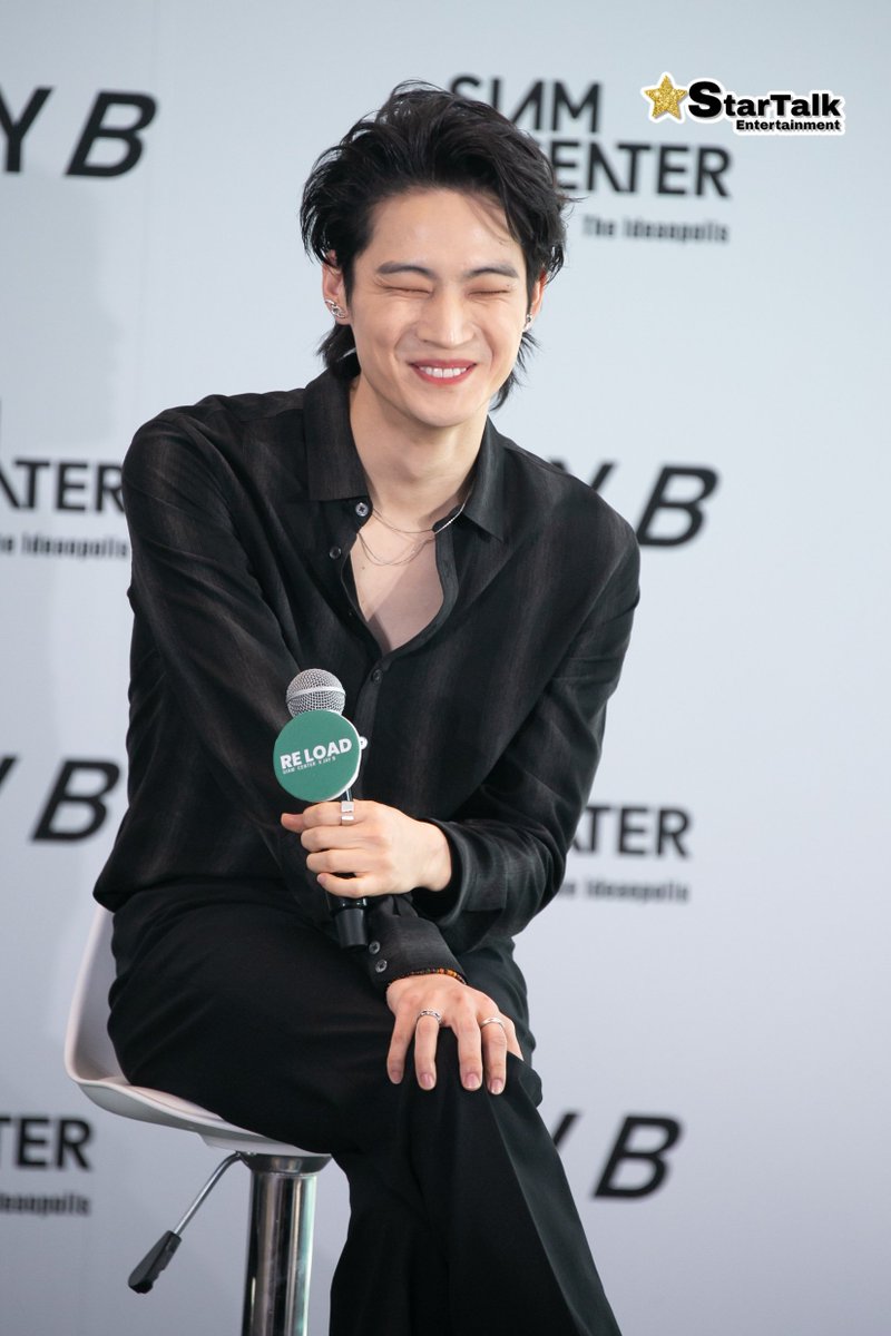 coconutverbena's tweet photo. precious 🥺💕

#SiamCenterxJAYB #JAYB @jaybnow_hr https://t.co/ayWOQKMy5I
