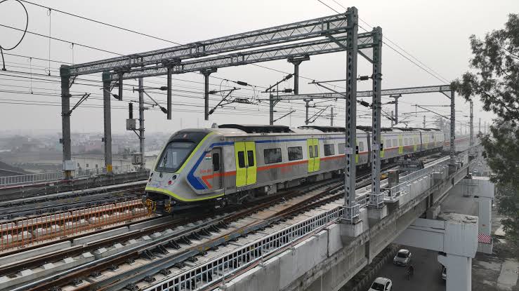 NoidaUpdatesX's tweet photo. Tale of two metros 🚇

➡️ Meerut: NCRTC has started the metro trials, operations to start soon 👍

➡️ Greater Noida West (30 km from Delhi): Metro announcements keep appearing in News headlines every 6 months giving a false hope to 5+ lakh residents of GNW

🤷🏻Hope this gives some inspiration to our authorities and MP MLA to push for metro lines in Noida Greater Noida, as their honest Intent to serve people is really important!!