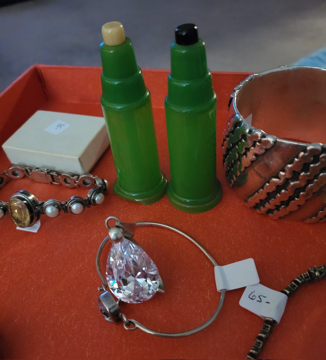 GoodFindStores's tweet image. When you are pricing jewelry for an estate sale and suddenly remember it is #saltandpeppersunday
@wwwestvintage