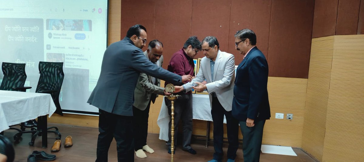 राष्ट्रीय युवा दिवस के अवसर पर आज 12 जनवरी2025 को नेशनल मेडिकोज ऑर्गेनाइजेशन जयपुर एवं JARD के संयुक्त तत्वाधान में विवेकानंद जयंती समारोह एवं रक्तदान शिविर का आयोजन एसएमएस मेडिकल कॉलेज में किया गया जिसमें लगभग लगभग 300 से अधिक चिकित्सक छात्रछात्राएं एवं नर्सिंग कर्मी उपस्थित रहे