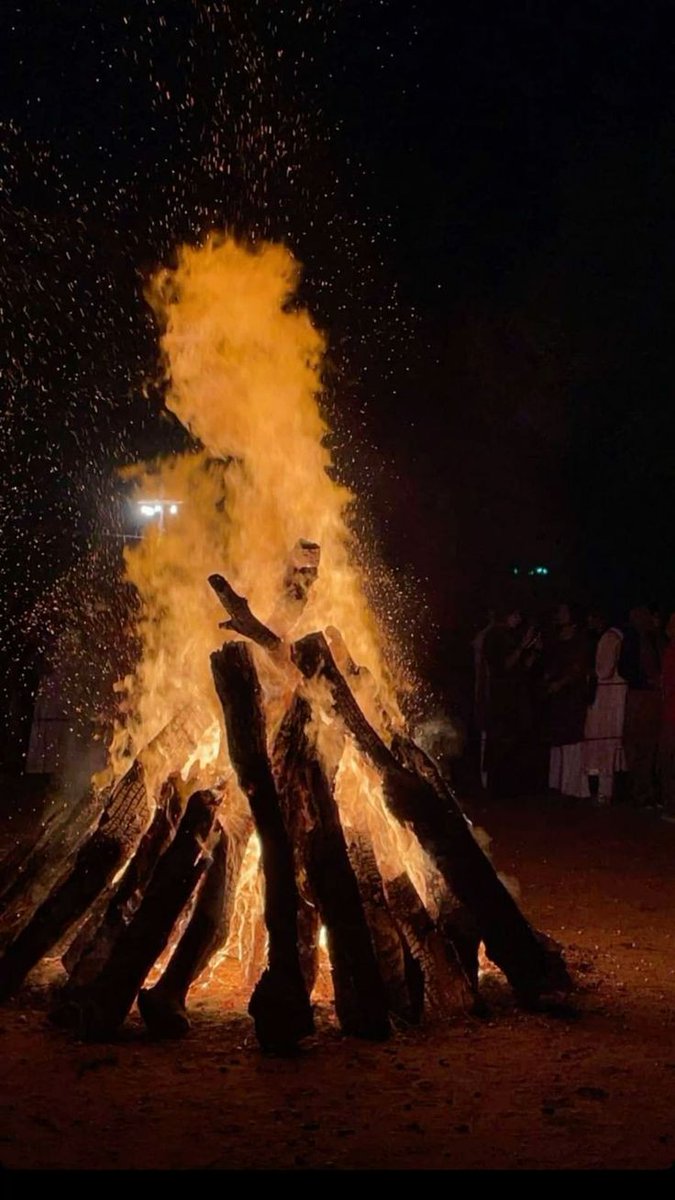 hajarkagalwa's tweet image. Boys, this lohri burn your shyness and ask your crush out