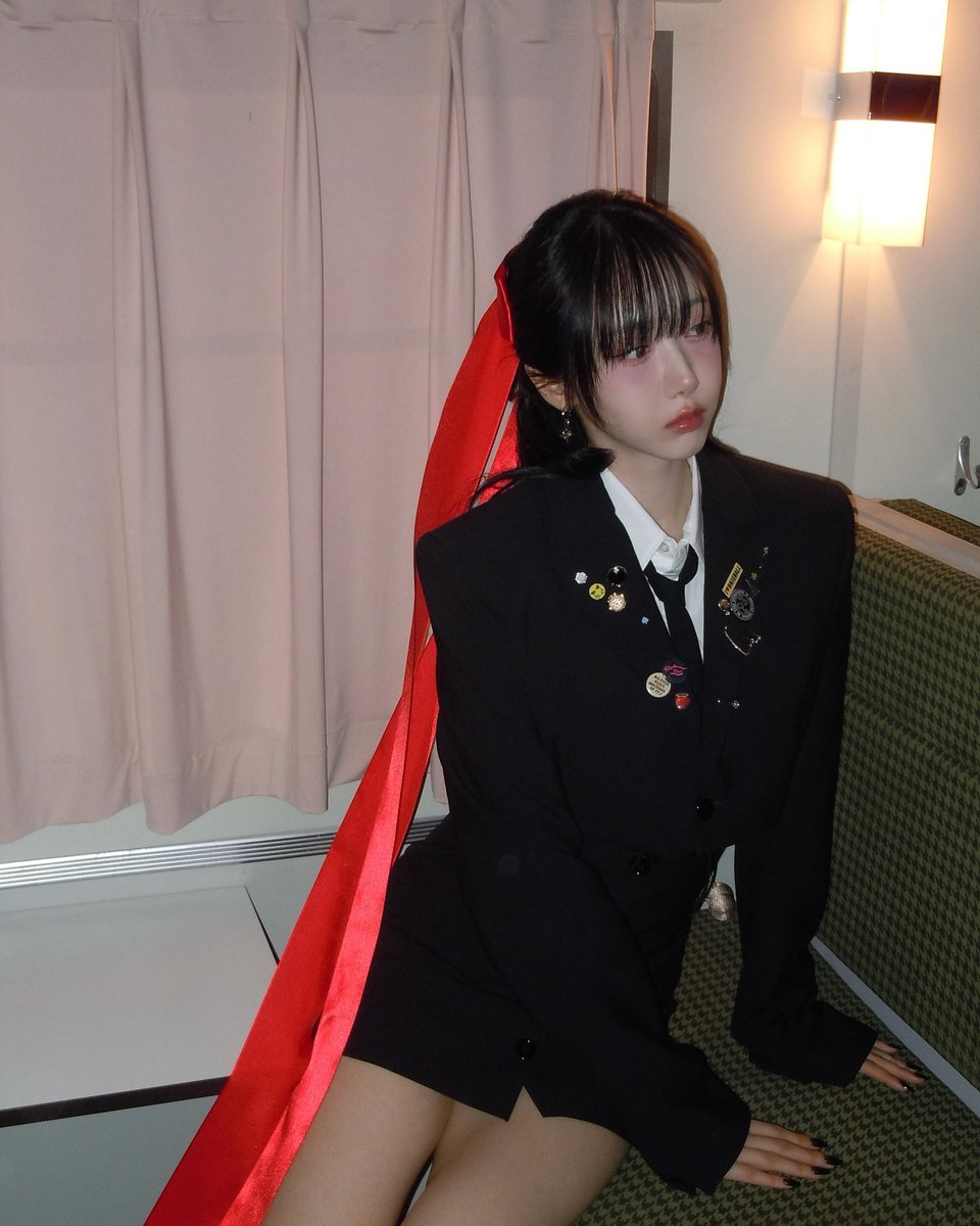 sinqbi's tweet photo. And the red ribbon? Oh, it’s such a beautiful touch! >< I love how the setting mimics a train carriage, giving everything a vintage_vibe. It’s the kind of photo that makes you stop and take a second look, don’t you think? ♥︎# https://t.co/mmOOAM7pff