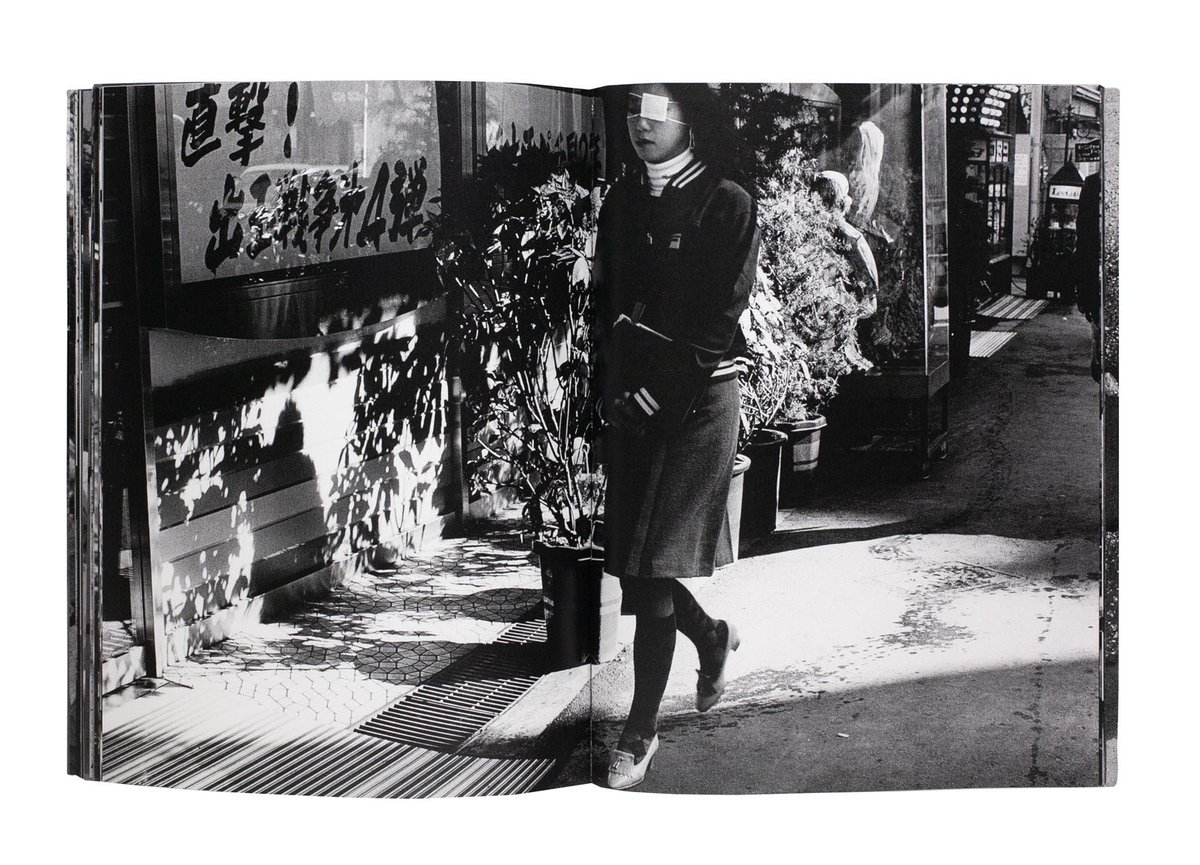 shashasha_photo's tweet image. “Vacuum 16” by Takuya SUZUKI, Nagisa GOTO, Kotone TANIGUCHI, Jun ABE, Ryosuke KOSHINO, Mei HIRANO, LIN Hsuan-Lang, Yuko HIRANO, Shogo YAMADA, Ryoji TSUCHIYA, Yuka MATSUSHITA

More Info↓
shashasha.co/en/book/vacuum…