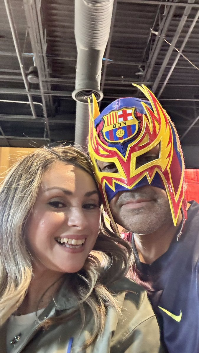 penya_san's tweet photo. Barcelona lift Supercopa after thrashing Real Madrid in thriller🔥🔵🔴🔥 #totsunitfemforça #fcb #cules #campnou #fcbarcelona #fcbworldpenyes #uncritvalent #blaugranaalvent #mesqueunclub #fcbworldpenyesfederation #pbsd2309 https://t.co/ulxBF2Rsyh