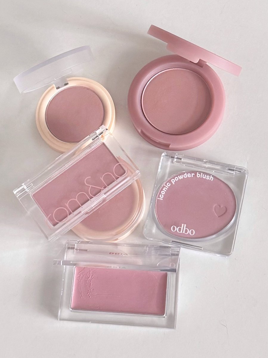 ✨บลัชโทนชมพูตุ่นๆ mauve เบาๆ ใครกลัวชมพูจ๋าๆ มาโทนนี้ ผิวโทนไหนใช้ก็รอด สวยละมุนมากก 🎀

(รีวิวและสวอททุกชิ้นในเธรดนะคะ)