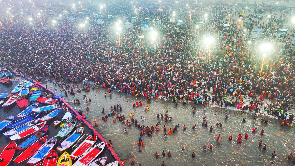 जहां संस्कृतियों का संगम भी है, श्रद्धा और समरसता का समागम भी है।  'अनेकता में एकता' का संदेश देता महाकुम्भ-2025, प्रयागराज मानवता के कल्याण के साथ ही सनातन से साक्षात्कार करा रहा है।  #एकता_का_महाकुम्भ