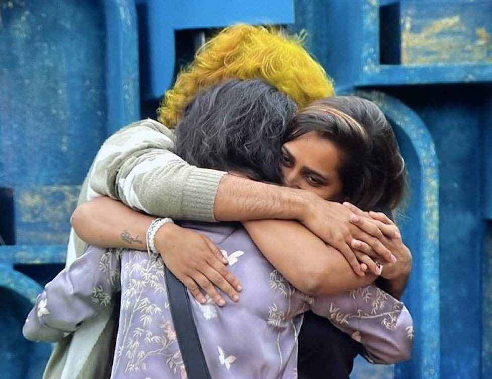 johnnyrox4ever's tweet image. Friends'ah நின்னா, powerful மாப்பி
Haters are gonna hate but ignore calmly
Negativity எல்லாம் தள்ளி வை baby
Focus on what you dream and don't worry மாப்பி
Positivity உன்ன lift பண்ணும் baby😍💕🫶

#GoaGuys
#Rayan #Soundariya  #Jacquelinelydia𓃵 #BiggBossTamil8 #BiggBoss8Tamil