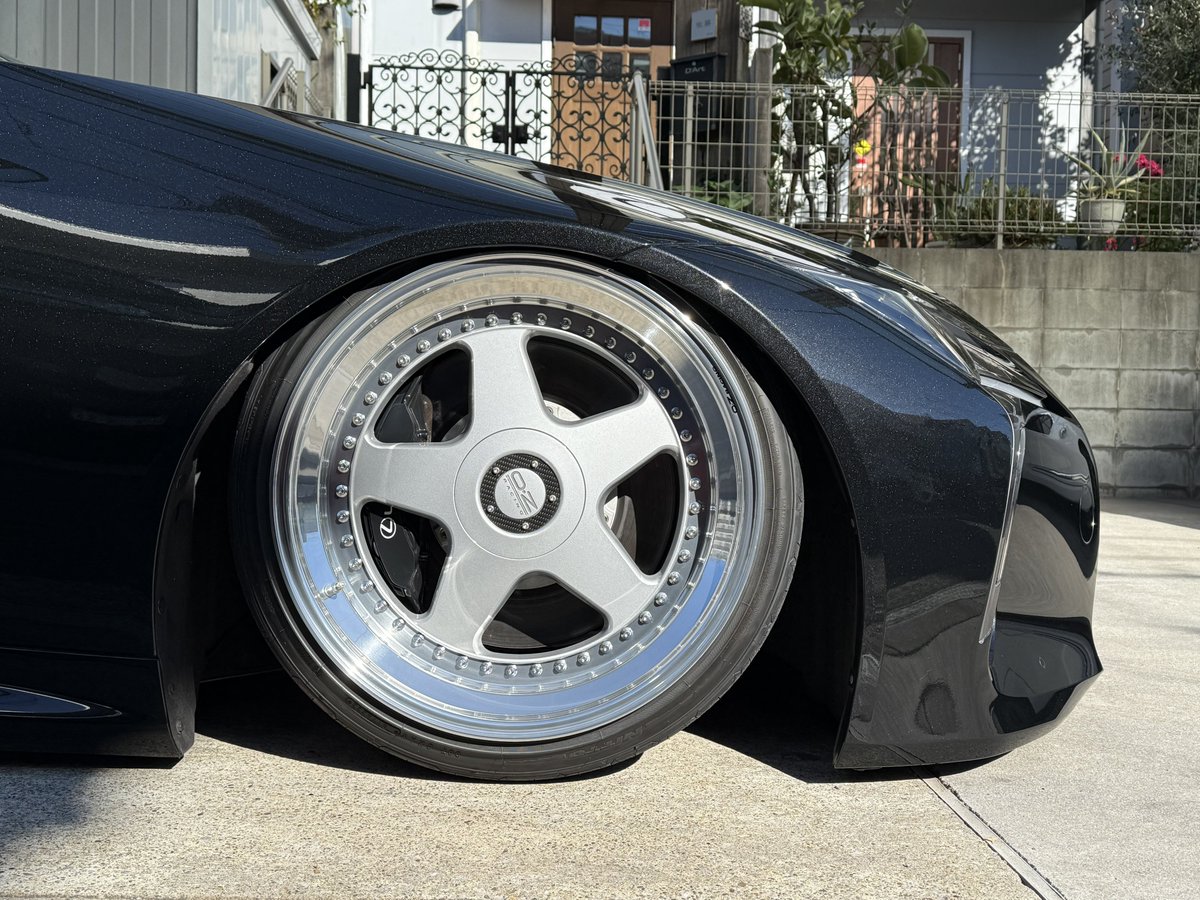 BBSSUPERRS's tweet photo. OZフッツーラ21インチをひとまず履かせました。
まだまだ調整は必要ですがいい感じです！
ここから煮詰めるのが実は大変ですが、仕事の合間にちょこちょことやっていきます。
LC500はLS500と違ってなかなかタイヤハウス内が手強いです。
タイヤサイズ変更が1番早いのですが在庫が無い😭
どーすっかな https://t.co/NNtJkzILzv