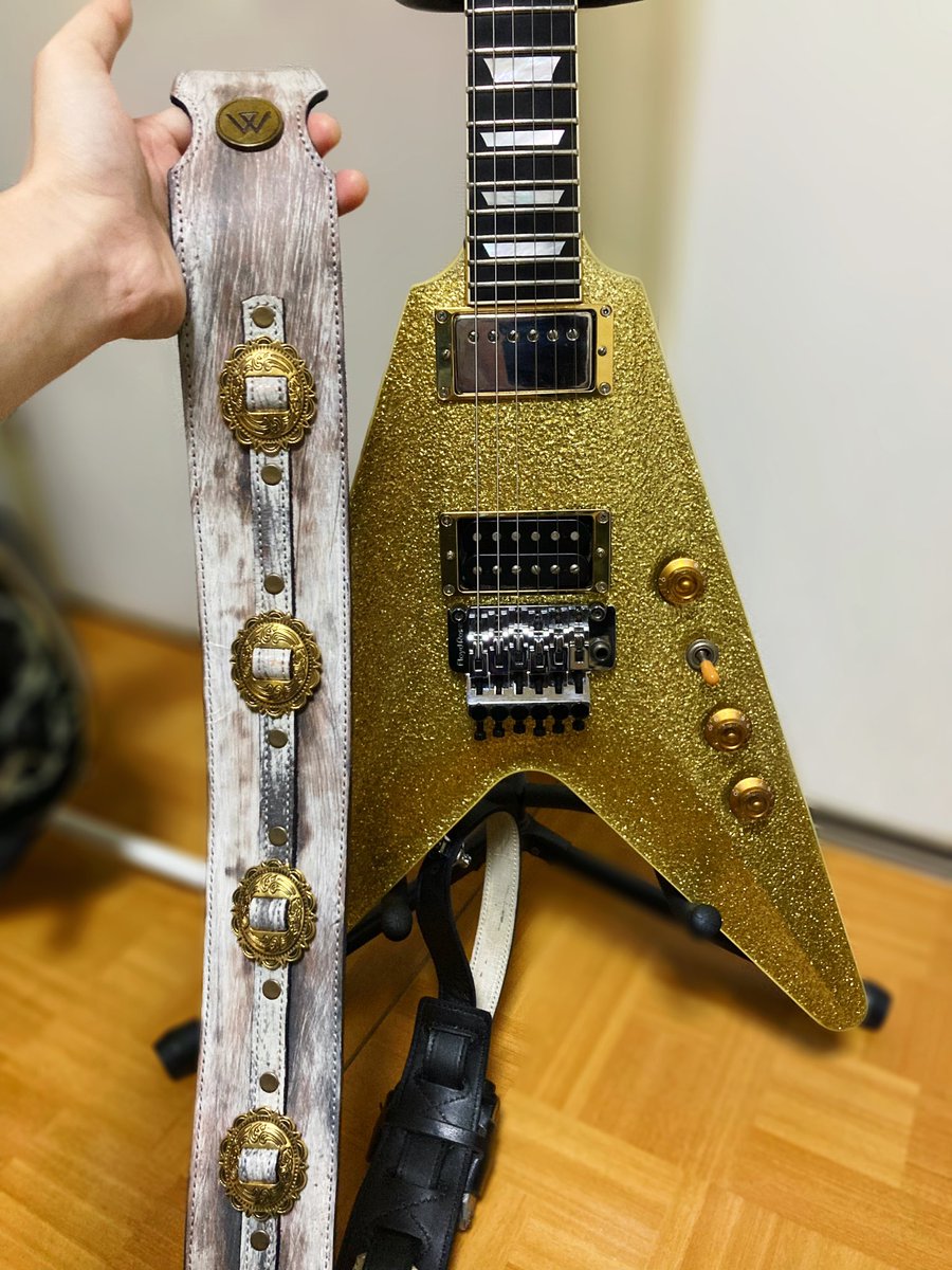 Empress_mitsuki's tweet photo. ストラップを新しくしました✨
🎸LAMANTA
Texas Special Heavy Relic🎸
レリック加工が施されていて、
ゴールドパーツも美しい😳
#LAMANTA #Guitar #flyingv #Empress https://t.co/KQ5Ff4wWMj