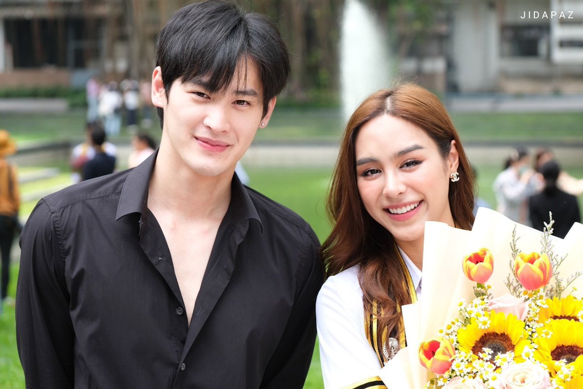 sunflowernmm's tweet photo. ดอกไม้ที่น้องชอบคือ ทานตะวัน เดซี่  ซึ่งในช่อดอกไม้วันรับปริญญาพี่ใส่มาให้ครบหมดดด  🤍
เค้กที่น้องอยากกินในวันเกิดคือ เค้กทุเรียน พี่ก็หาสั่งให้แม้ว่าช่วงนี้จะไม่ใช่หน้าทุเรียน 🤍
คุณสรุจไม่เคยไปไหนยังอยู่กับพี่เก้าเสมอไป 😭✨  #เก้าพีพี https://t.co/XKwuSdCHBe