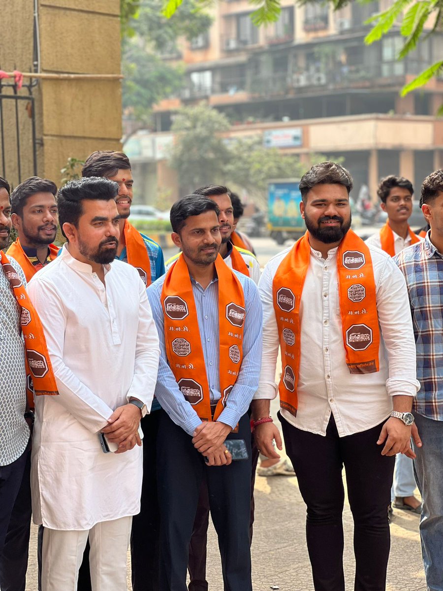 MeGajananKale's tweet photo. आम्ही थांबणार नाही ...
तरुणांचा विश्वास ... मनसे ... 
पक्ष प्रवेश ... 
आदरणीय राजसाहेब ठाकरे,अमितसाहेब ठाकरे यांच्या नेतृत्वावर विश्वास दाखवत नवी मुंबई,नेरूळ विभागातील तरुणांनी मनसेत जाहीर पक्ष प्रवेश केला ... 

याप्रसंगी नवी मुंबई मनसे उपशहर अध्यक्ष सविनय म्हात्रे,सचिव सचिन कदम आणि सहसचिव अभिजित देसाई उपस्थित होते ...
#मनसे #mns #RajThackeray #AmitThackeray #Navimumbai #नवीमुंबई
