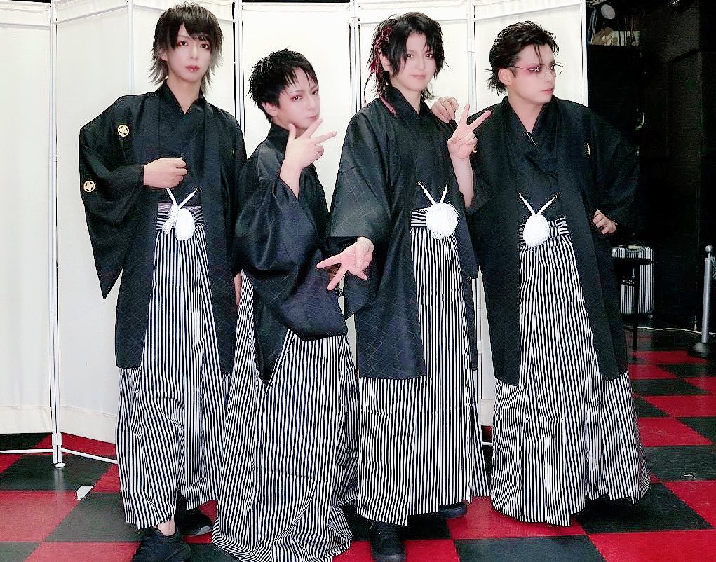 hero_izm's tweet photo. 昨日はHERO NEWYEAR ONEMAN2025 & SARSHI生誕祭「SARSHI for VENUS」にお越し下さり誠にありがとうございました✨

HERO初⁉︎の袴姿でのライブはいかがでしたでしょうか⁉︎
実はこの袴はDaizyStripper様から譲り受けた袴でした‼️

2025/6/6横浜関内ホール大ホールのツアーファイナルで夏休みに入られて、少しの間お会いできませんが戻ってきた時にこの袴をお返し出来るようにHEROで大事に使わせて頂きます！

お次は連撃で久々の仙台‼️
盛り上がりましょ〜‼️

ワンマンは2/15バレンタインワンマンです！お楽しみに✨

連撃詳細はコチラ
https://t.co/icb9ZjUHUx

ワンマン詳細はコチラ
https://t.co/RFsWrxov3w

DaizyStripper様公式はコチラ
https://t.co/heeRmbxQaO