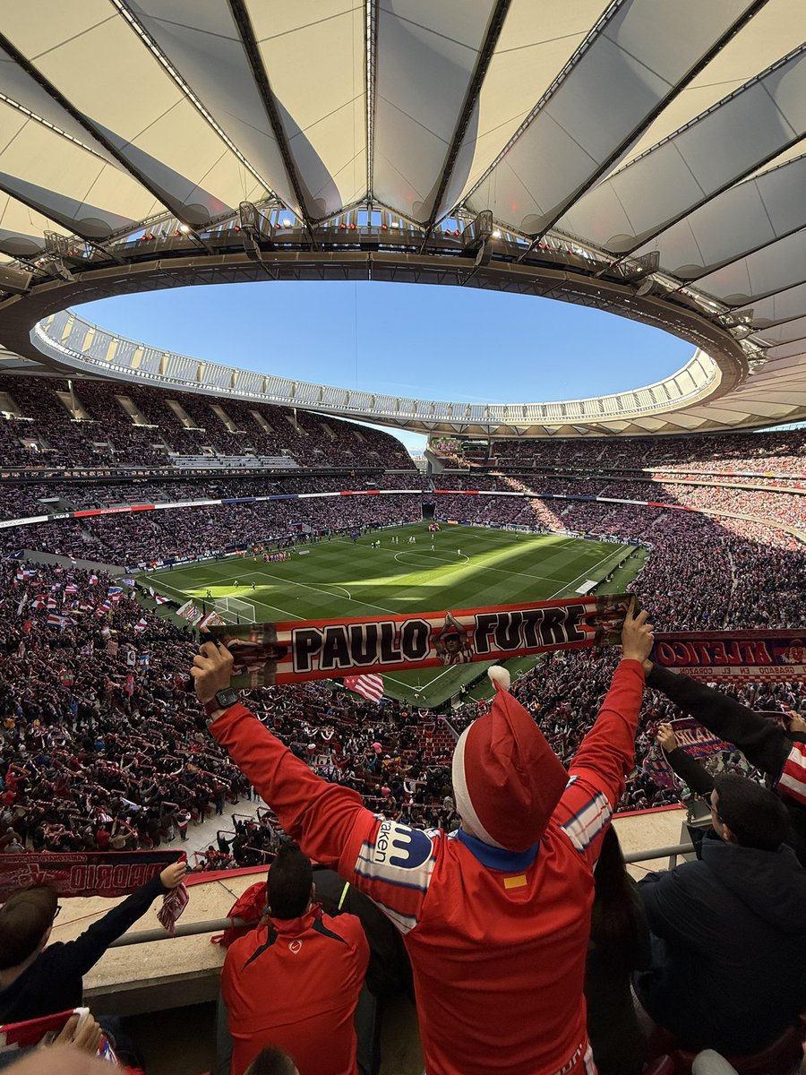 Maxime_david77's tweet photo. @Futre , mi ídolo y el mejor jugador, que ha pisado el Vicente Calderón. https://t.co/xPhIJKGMDC