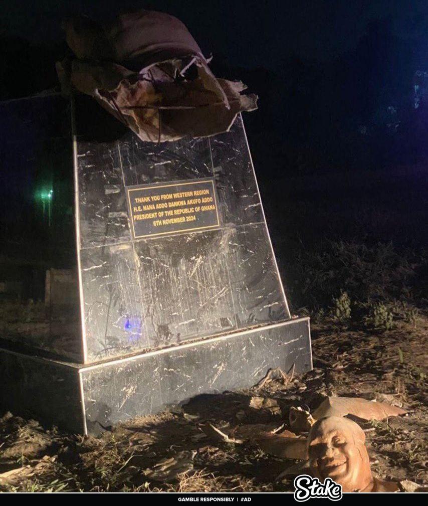 ellyserwaaa's tweet image. The Akuffo Addo statue in Sekondi Takoradi has been destroyed