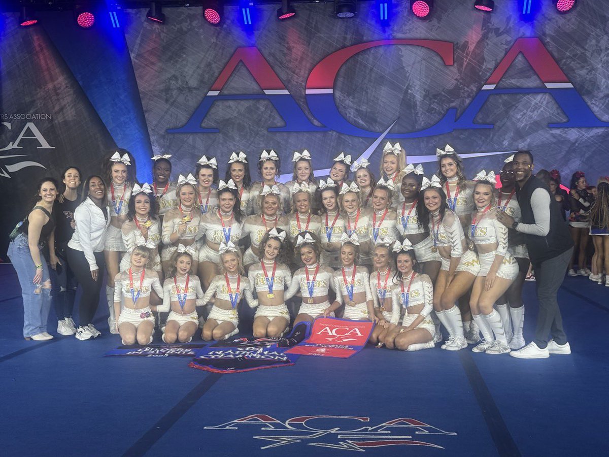 CheerPatterson's tweet photo. @WE_GI_JANES just took the gold, best stunts, and got paid 👑👑👑👑 https://t.co/Dqz3gQHdKg