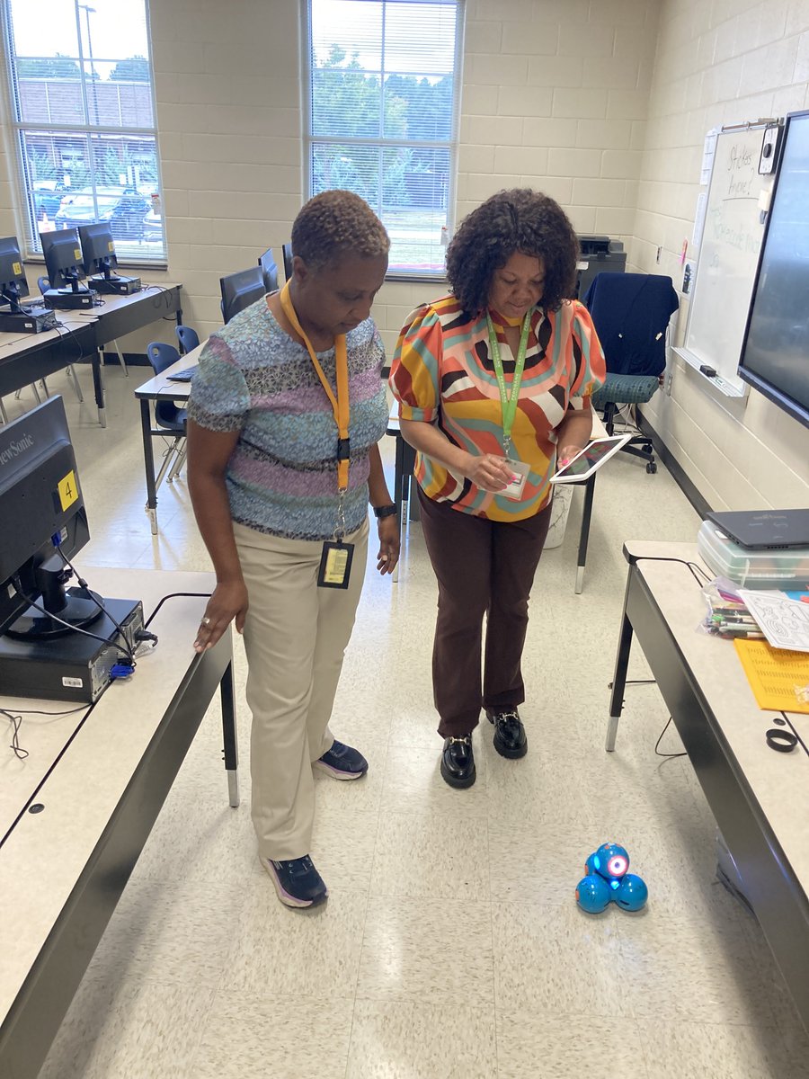 SmokeRiseSTEM's tweet photo. @DCSDSTEM Trainings in session. Teachers learning to use the microbes and Dash and Dot robot. https://t.co/0ZrMVIMZWl