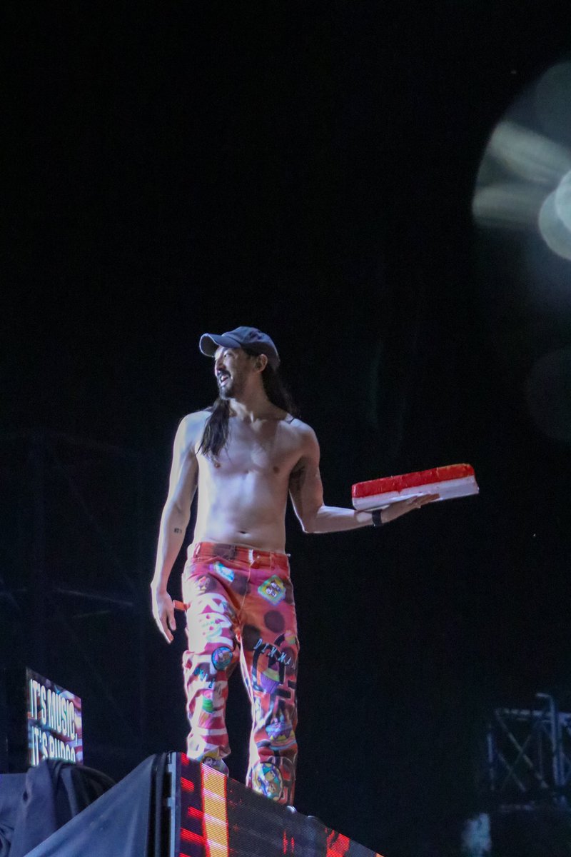 Unicanal's tweet photo. ¿Alguien dijo torta? 😎🎂
El momento más esperado de la noche, la canción #CakeFace y los tortazos de @steveaoki al público 🤩
#Unicanal #SteveAoki #SanBernardino #AnfiteatroJoséAsunciónFlores #DJ #SanBer #Anfi #Aoki https://t.co/igpY6ecz5W
