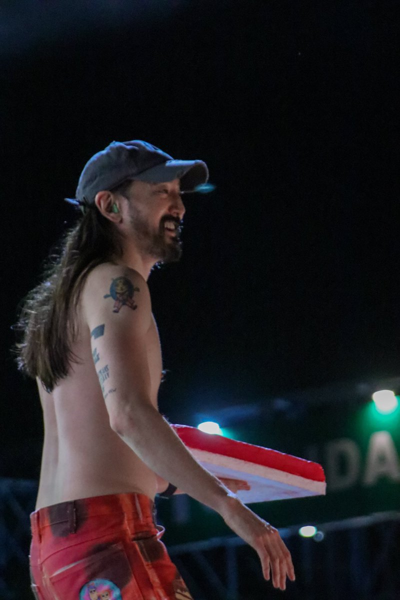 Unicanal's tweet photo. ¿Alguien dijo torta? 😎🎂
El momento más esperado de la noche, la canción #CakeFace y los tortazos de @steveaoki al público 🤩
#Unicanal #SteveAoki #SanBernardino #AnfiteatroJoséAsunciónFlores #DJ #SanBer #Anfi #Aoki https://t.co/igpY6ecz5W