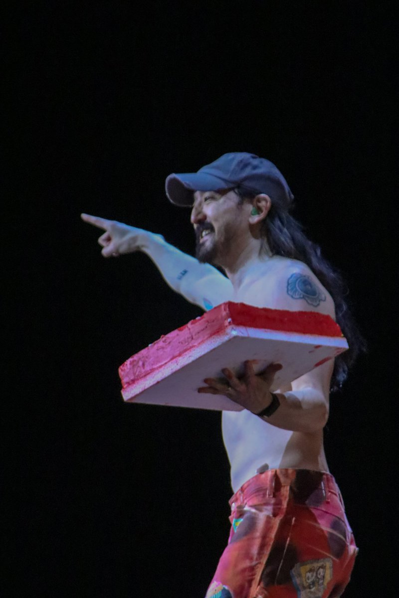 Unicanal's tweet photo. ¿Alguien dijo torta? 😎🎂
El momento más esperado de la noche, la canción #CakeFace y los tortazos de @steveaoki al público 🤩
#Unicanal #SteveAoki #SanBernardino #AnfiteatroJoséAsunciónFlores #DJ #SanBer #Anfi #Aoki https://t.co/igpY6ecz5W