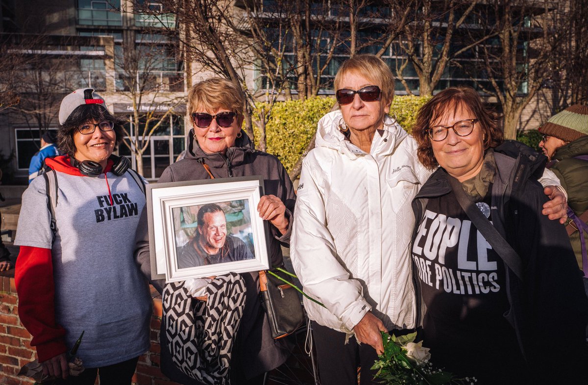 mikegraemephoto's tweet photo. Community members came together in Victoria on Saturday to honour the life and legacy of Shea Smith, an outspoken housing justice advocate who was killed at the cross-sections of the drug poisoning crisis and bylaw policies that criminalize homelessness.

#yyj #stopthesweeps https://t.co/iFCwmDy1LE