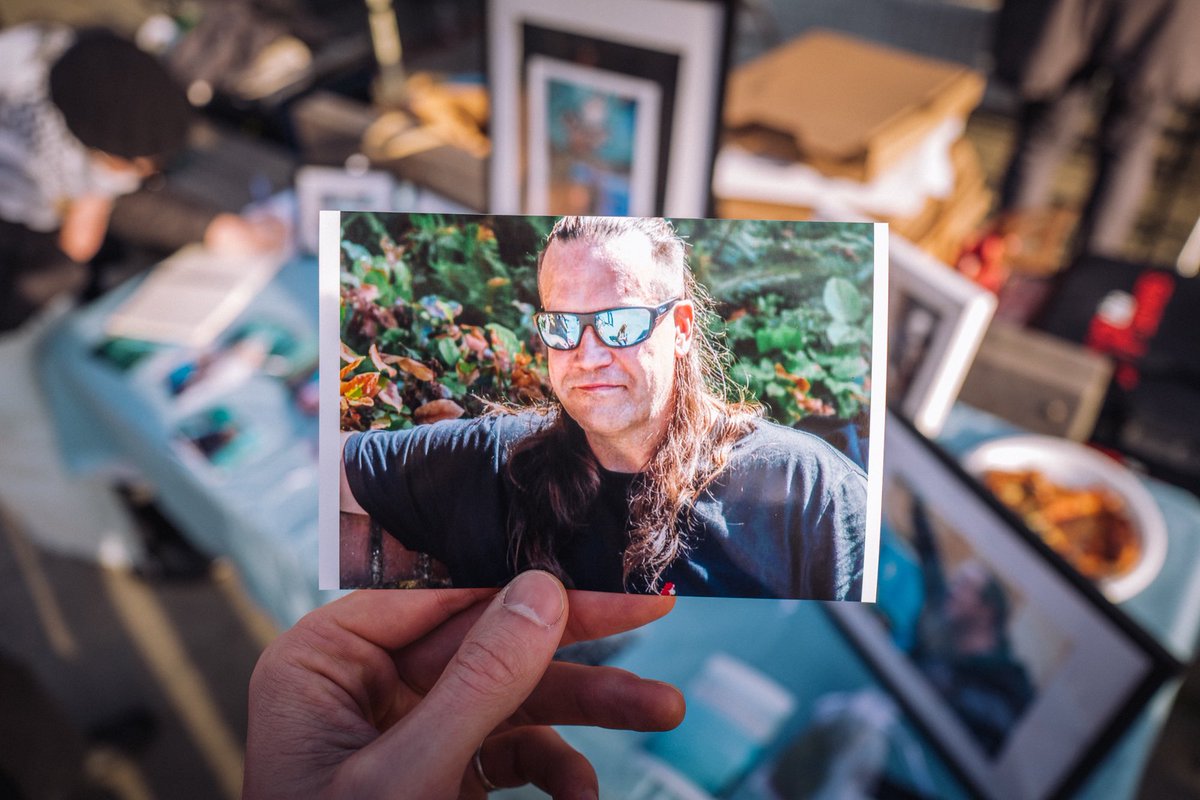 mikegraemephoto's tweet photo. Community members came together in Victoria on Saturday to honour the life and legacy of Shea Smith, an outspoken housing justice advocate who was killed at the cross-sections of the drug poisoning crisis and bylaw policies that criminalize homelessness.

#yyj #stopthesweeps https://t.co/iFCwmDy1LE