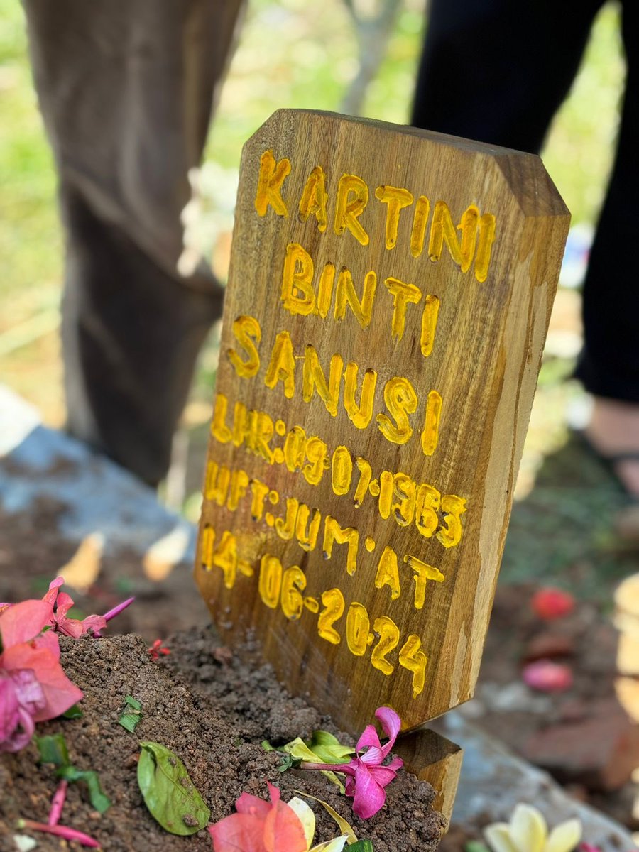 Sesuatu hal yang saat itu sering didapet mungkin sampe bosen. Tapi sekarang menjadi satu-satunya hal yang dikangenin itu “chat dari ibu”