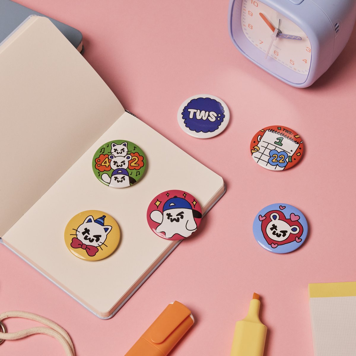 HYBE_MERCH's tweet photo. SPARKLING DAYS : THE AZIT Merch.

CONCEPT PHOTO 📸 (2/3)

[OFFLINE]
📅 2025. 01. 17 - 01. 23
📍서울 마포구 와우산로 82, 1-2층

[ONLINE]
📅 2025. 01. 24. 11AM(KST)
📍 @weverseshop 

#TWS #투어스 #247WithUs
#2025_Sparkling_Days
#TWS_1st_Debut_Anniversary https://t.co/vXMIppqFf3