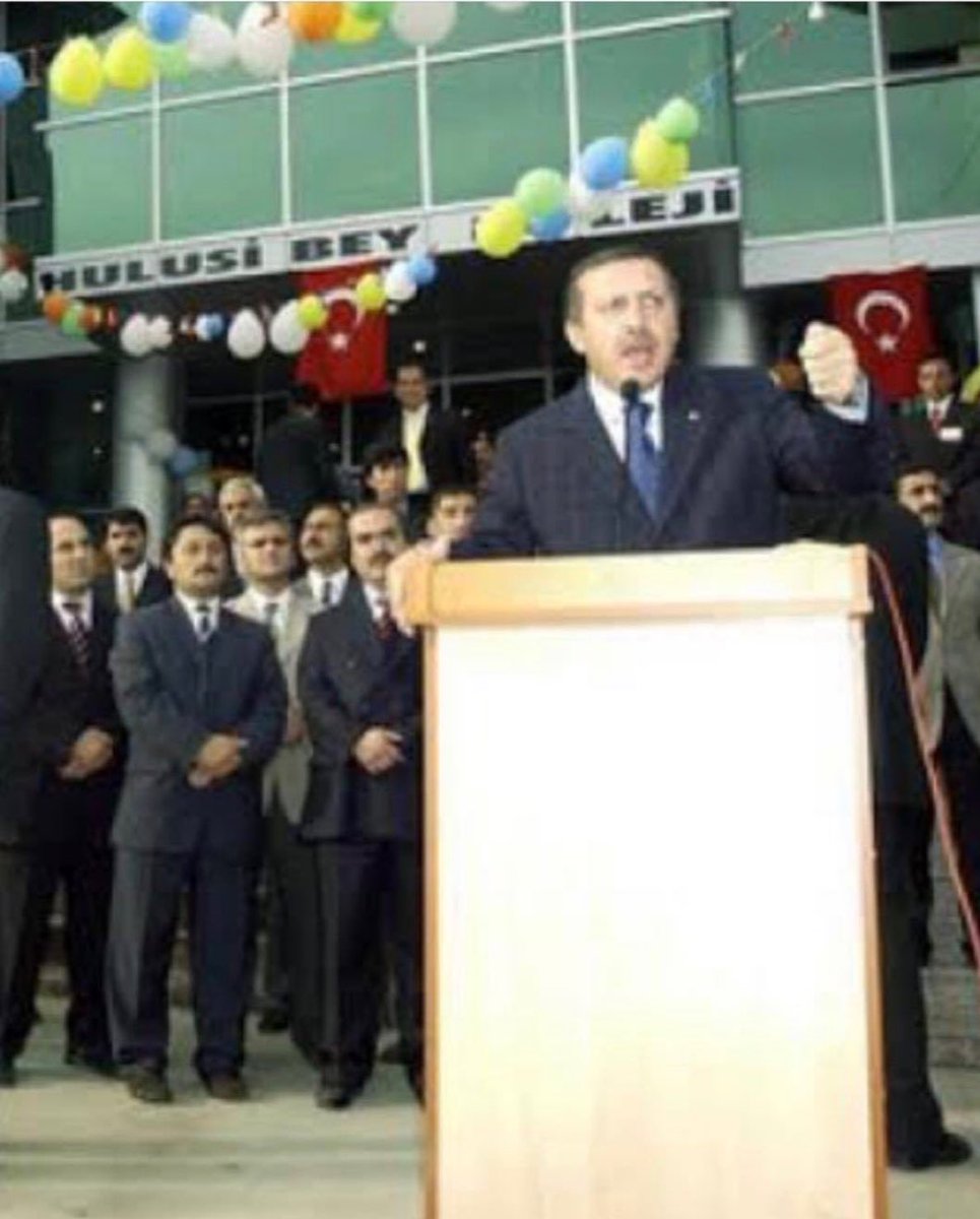 🔴💥 Hulusi Bey Koleji’ni açan Erdoğan cumhurbaşkanı oldu ama arkadaki okul çalışanları mahpus... 
Dünya böyle de garip bir yer. 😕
