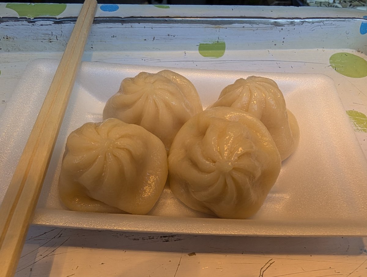 mashirorenda's tweet photo. 神戸南京町

小籠包。

中の熱々スープをハフハフしながら、食べるのが好きです。ｗ

口の中、やけどしますけれども。。ｗ

#ましろの食べ歩き https://t.co/yHO12ZNDRA
