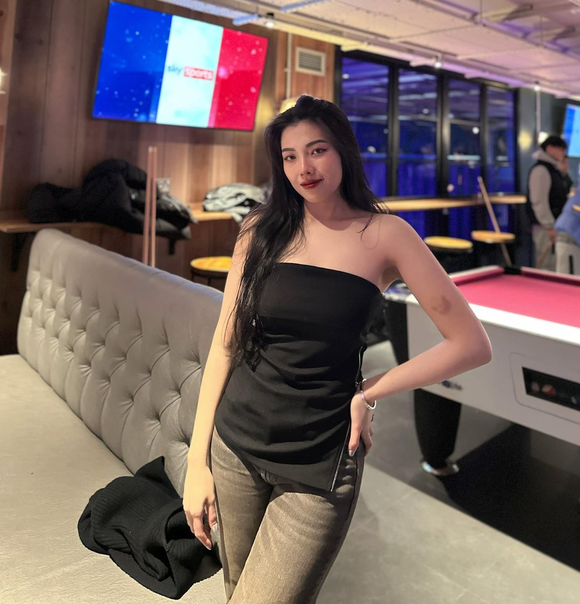 Thanh xuân trôi qua như một chén trà rót qua rót lại hết bà thanh xuân 😍😍
