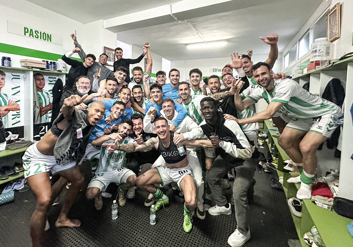 MasFutbolMARCA's tweet photo. Hace dos temporadas ascendió a #PrimeraFederación y ahora quiere dar el salto a Segunda 🚀 

🔝 El líder @AntequeraCF sigue invicto en El Maulí y ya aventaja en 6 puntos al 2º (Real Murcia) y al 3º (filial del Real Betis) https://t.co/sVlD4Rt5sa