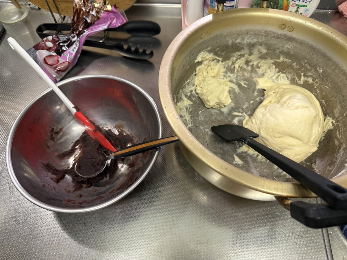 Yesterday I made steamed buns from scratch for the first time! 
For the dough
Flour, yeast, warm water, oil, sugar, baking powder
Filling for anman🫘:
Anko with sesame oil
For pizza-man 🍕:
Tomato sauce, cheese, minced meat or bacon (I used chorizo)
Wrap, shape &amp; steam ~10 min 🤤