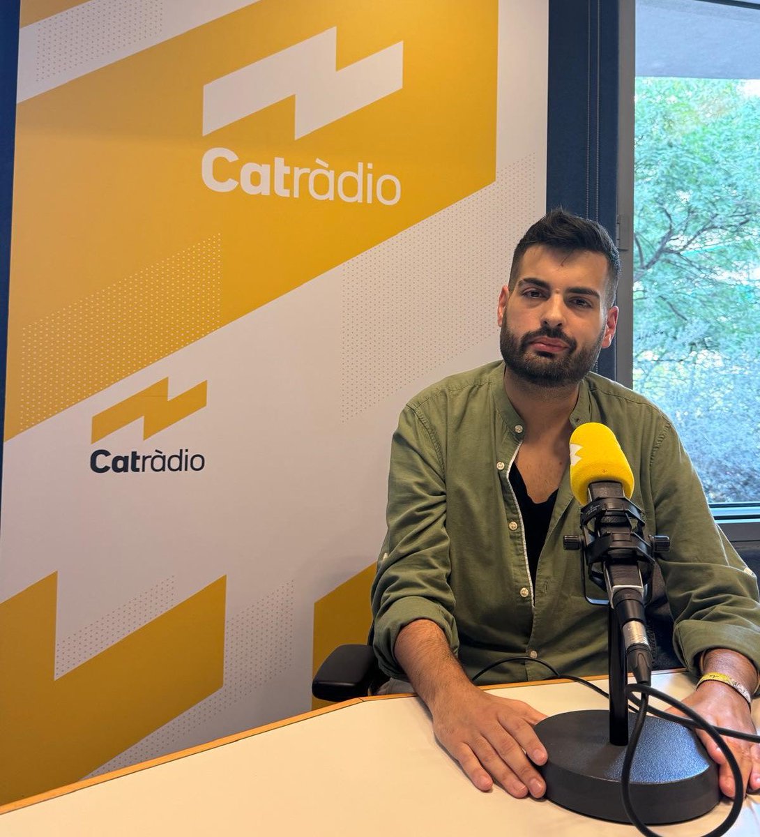 DVDRequena's tweet photo. 🎙️ HABLANDO DE MI HERMANDAD | El domingo 22 de diciembre de 2024 se emitió en el programa @paraulesdevida una entrevista a cargo de @emilipachecoga en la que daba a conocer lo que es la @hdadrociobcn y su labor en nuestra tierra después de 55 años. #radio #hermandad #rocio https://t.co/5yDl1muInJ