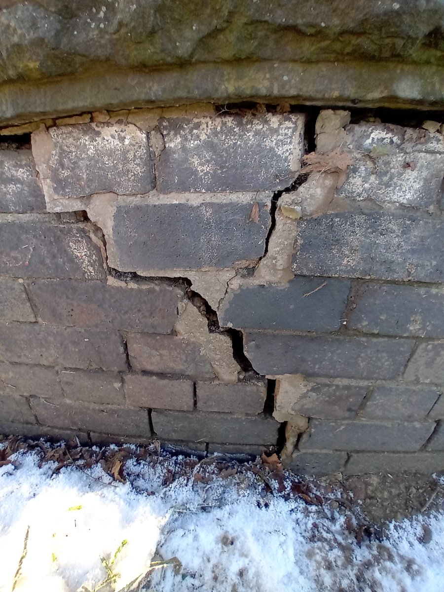 ⚠️⛔️An emergency road closure is currently in place on B5391 Pickmere Lane, #Pickmere

Due to a structural failure on the arch of the bridge over Waterless Brook, the road will remain closed until further notice

Thank you for your patience🙏

more: one.network/?GB141736940