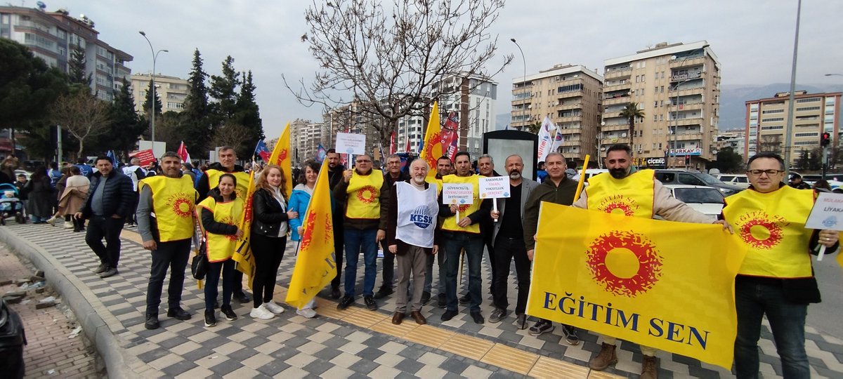 Emeğimizin karşılığını almak, çocuklarımıza daha iyi bir gelecek bırakmak için bugün tüm işyerlerimizde iş bırakıyor ve siyasi iktidarı uyarıyoruz. Artık yeter, GEÇİNEMİYORUZ ‼️

Birleşe birleşe kazanacağız…
#KamuEmekçileriİşBırkmaEylemi