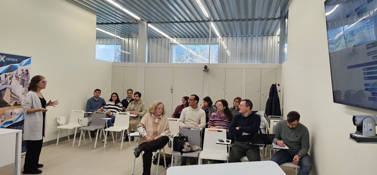 cintecx's tweet photo. 💡Hoxe estamos aprendendo sobre estratexias para promocionar oportunidades de participación no Programa Marco Europeo de I+D+i con Eva García Muntión de @RTDI 
#FEDERGalicia #EUFunds #HorizonEurope #HRS4R https://t.co/UkOo5ivbkr