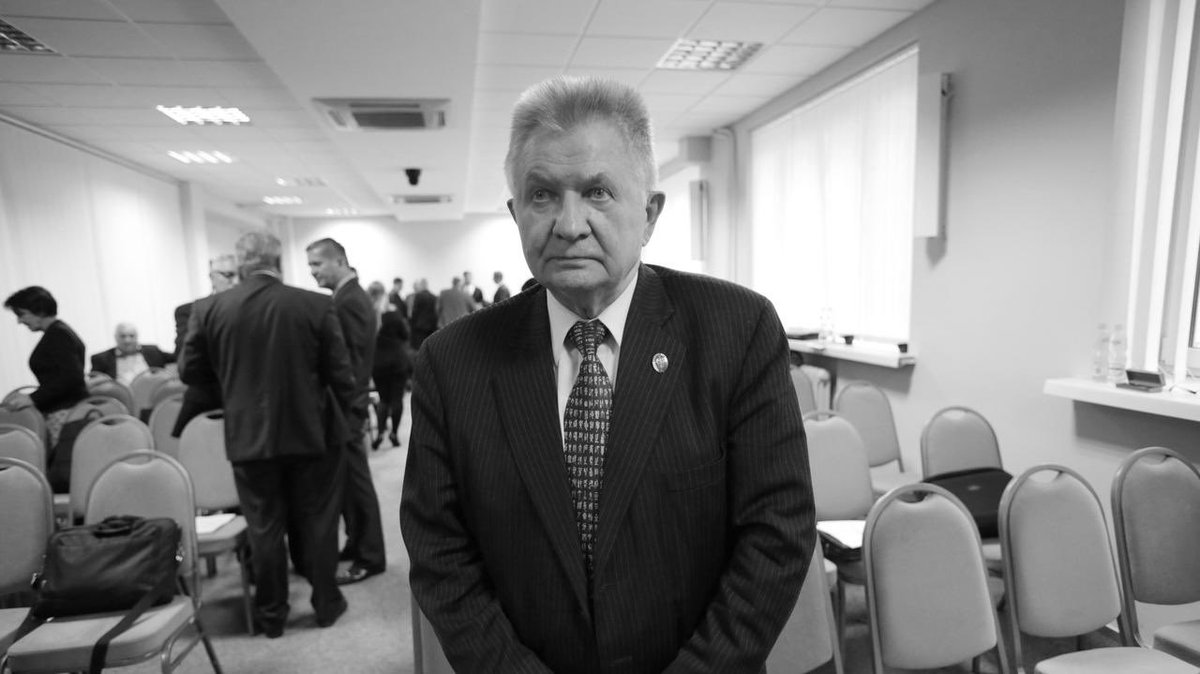 Wielka strata i olbrzymi smutek. 
Zmarł Longin Pastusiak, były marszałek Senatu, wybitny polityk i amerykanista! Praca z Tobą była największą przyjemnością, a każda rozmowa niebywałą ucztą intelektualną! 
Cześć Twojej Pamięci! 🖤