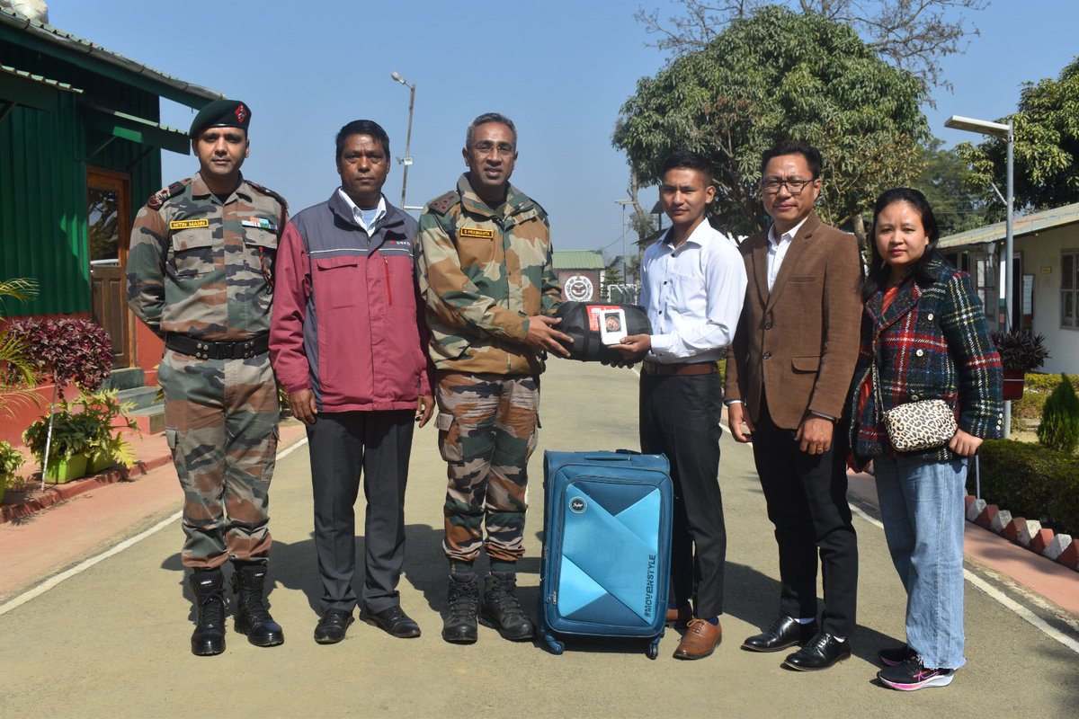 official_dgar's tweet photo. ASSAM RIFLES FELICITATES MR OBED THANGMINSIAM FOR CLEARING COMBINED DEFENCE SERVICES (CDS) EXAMINATION AT MANIPUR
#AssamRifles felicitated Mr. Obed Thangminsiam for clearing the prestigious Combined Defense Services (CDS) examination in his first attempt, at Sector Headquarters, Tuibong village, Churachandpur District, Manipur on 09 Jan 2025. He is son of a retired Havildar of Indian Army and is a beacon of hope and inspiration during the challenging times for all the youth aspiring to join elite Indian Armed Forces.
@HMOIndia @adgpi @PIBHomeAffairs