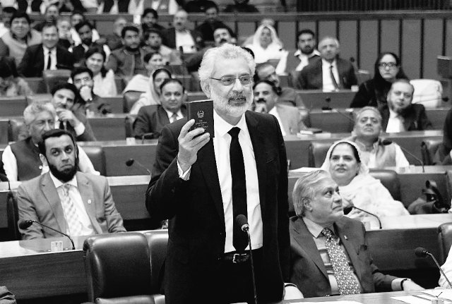 QasimKhanSuri's tweet photo. 13 جنوری، 2024 کو عسکری چیف جسٹس قاضی فائز عیسیٰ کی سربراہی میں جسٹس محمد علی مظہر اور جسٹس مسرت ہلالی پر مشتمل 3 رکنی بینچ نے متفقہ فیصلے کے تحت پی ٹی آئی اور 9 کروڑ عوام سے بلے کا نشان چھین لیا تھا، یہ پاکستان کی تاریخ کا سب سے متنازع اور سیاہ ترین فیصلہ تھا۔
#قاضی_کا_سیاہ_دور https://t.co/vQChOcFWZA