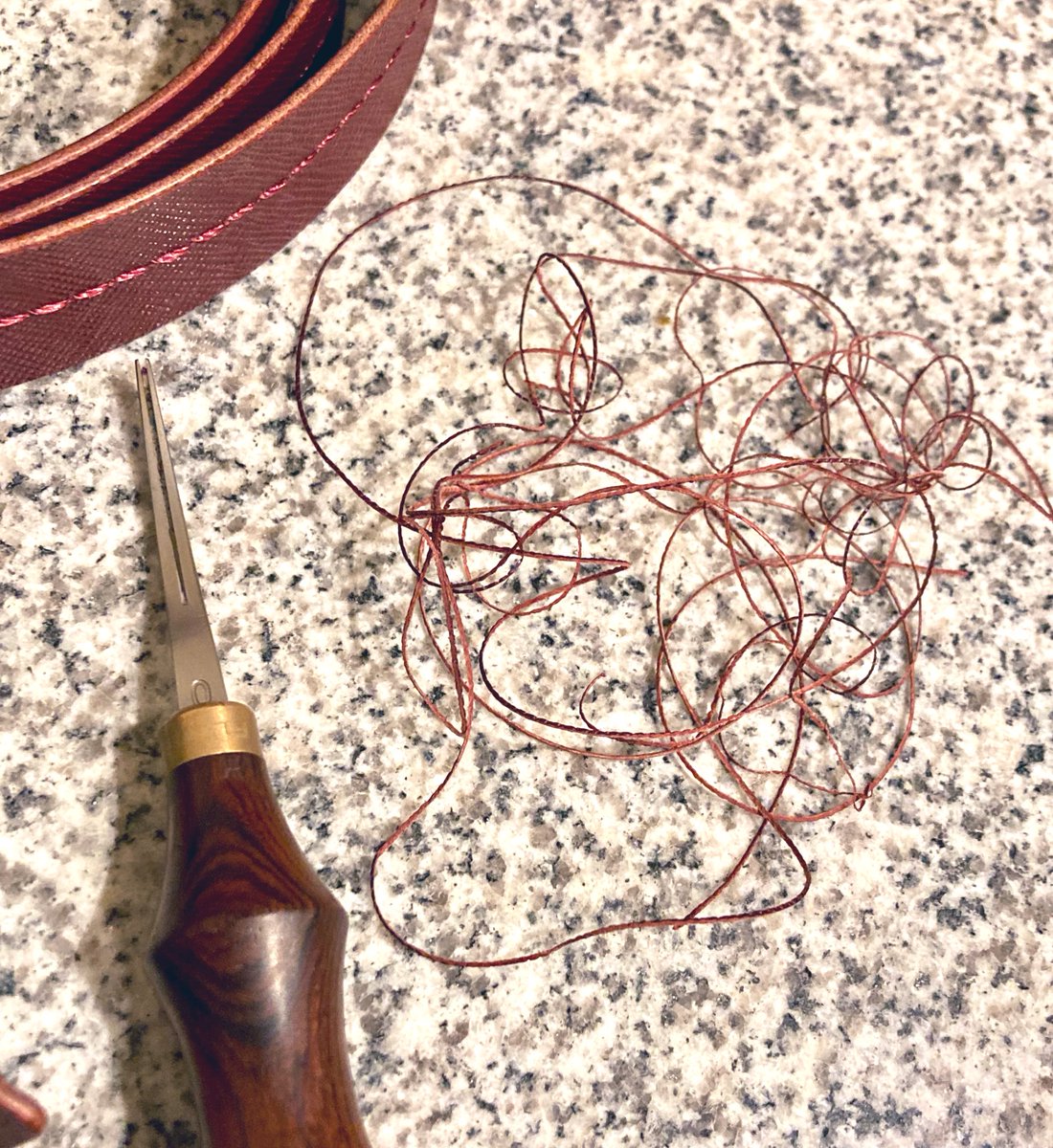 toshi_RTCAMP's tweet photo. のんびりと鞄を作成中の三連休🥹
今回は菱目じゃなくて初めての丸穴で作成😆
持ち手部分を少し太めの糸で革が伸びない様に飾り縫い🪡
ヘリ落としが70cm途切れる事なく出来ると気持ちいい🤤
まるでテントでピン張り出来た時の様な満足感😎
#レザークラフト
#RTWS https://t.co/OHFCmMGZss