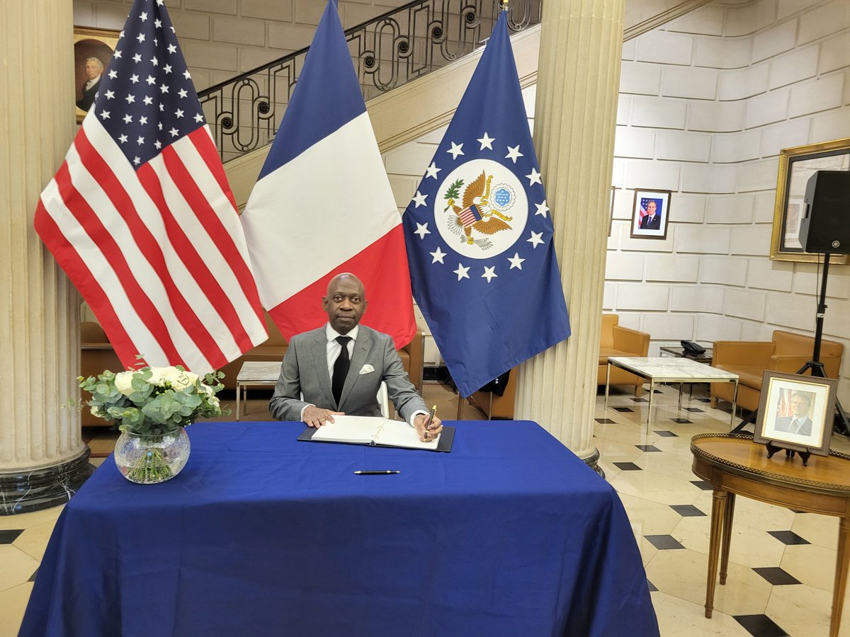 He tenido el honor de firmar el libro de condolencias en <a href="/USEmbassyFrance/">U.S. Embassy France</a> en memoria del expresidente Jimmy Carter. Un líder revolucionario en educación, energía y justicia social, y un humanista incansable tras su mandato. Su legado de paz y cooperación seguirá inspirándonos.